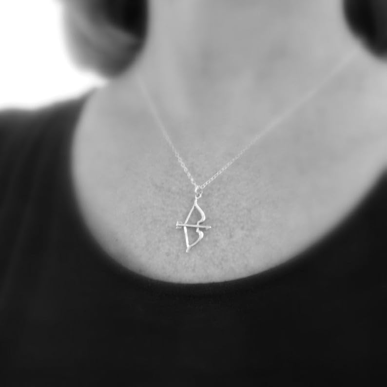 LKBEADS Collana con arco e freccia in argento sterling 925. Collana. Ciondolo per tiro con l'arco. Piccoli gioielli semplici. Collana moderna con arco e freccia. Regalo per arciere | Con catena da 18