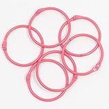 DESCRIPCIÓN: Pack de 6 unidades de anillas metálicas en color Rosa Fucsia. Tamaño: 45 mm de diámetro. Anillas tipo “ring” que se abren y cierran cómodamente para incorporar páginas a tu proyecto en cualquier momento. Encuadernación sencilla y efectiva, no se necesitan herramientas complejas para realizar este tipo de encuadernación, solo una perforadora de agujeros o Crop a dile.