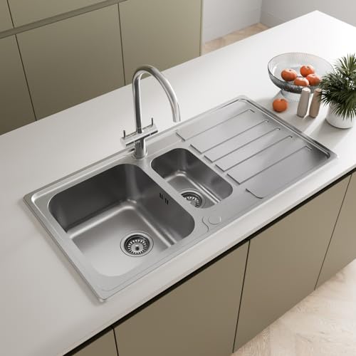 SÄUBER® 970 x 500mm Stainless Steel Kitchen Sink One and Half 1.5 Bowl Inset Drop in Installation, Right Hand Drainer, 18/8 Grade Steel Sinks, Free Basket Strainer Waste