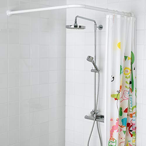 Tringle à rideau de douche ProTuning VIKARN installée dans une salle de bain blanche