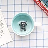 ☕. Das Kaliber der Tasse ist groß und die Hand der Frau kann zur einfachen Reinigung in die Tasse eingeführt werden.