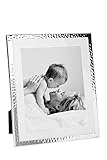 Silberner Glanz für einmalige Erinnerungen - mit dem versilberten Fink Bilderrahmen, der 33cm hoch und 28cm breit ist, geben Sie Fotos der Größe 20x25cm einen ganz besonderen Look. Der Rahmen verfügt außerdem über einen Anlaufschutz.
