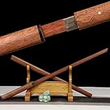 ⚔️【Múltiples usos】: Esta katana de madera es versátil, ideal no solo para juegos de rol, colecciones y exhibición en casa, sino también para practicar kendo y fiestas temáticas. Al sostenerla en tus manos, te transportarás al período de los Reinos Combatientes, experimentando la valentía y la pasión de la época.