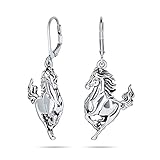 Ces boucles d'oreilles équestres en argent Sterling avec un cheval au galop ont des détails oxydés. Ces chevaux au galop sont assez légers pour être portés toute la journée, pour vous porter chance et montrer votre amour des animaux.