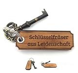 IDEAL FÜR UNTERWEGS: Gefertigt aus robustem Bambusholz und mit Naturöl versiegelt, ist jeder Anhänger ein Unikat. Dank der kompakten Maße passt er perfekt an jeden Schlüsselbund oder kann als charmantes Accessoire an Taschen glänzen.