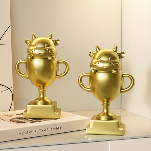 Statue de vache dorée pour dynamiser votre ornement de bureau chic