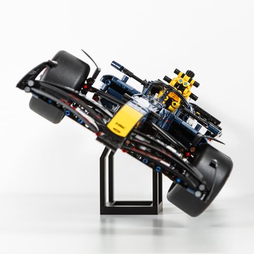Posa da corsa angolata: conferisce al tuo modello F1 un'inclinazione nitida e aggressiva che rispecchia il posizionamento reale del giorno della gara e migliora l'impatto visivo.