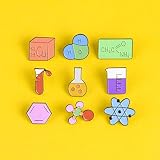 Amplia aplicación: estos lindos pines de solapa de esmalte pueden ser lindos adornos para su mochila, sombrero, mezclilla, camisa, bufanda, corbata, en cualquier lugar donde desee agregar un elemento delicado, los colores brillantes y los divertidos diseños de letras traerán una sensación fresca y brillante a su atuendos, también buenos para trabajos de bricolaje, solo use su mente creativa para crear manualidades.