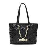 DECORAZIONI: La linea Quilted Bag si distingue per il logo lettering in galvanica oro Love Moschino applicato sul davanti e il Heart Logo ton sur ton trapuntato sul dietro. Sul davanti la borsa presenta una catena decorativa in galvanica oro che gli dona un tocco di luce.