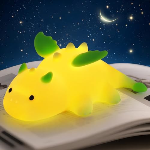 Adorabile luce notturna a forma di drago: questa lampada a forma di drago kawaii (nota anche come luce notturna per bambini dinosauro) è disponibile in 3 colori rilassanti: rosa, blu e giallo crema. Con il suo simpatico design accovacciato, funge sia da luce notturna da comodino che da adorabile decorazione a forma di drago. Include una toppa magnetica, che consente alla luce del drago di aderire alle superfici metalliche o di essere posizionata liberamente. Una luce notturna super carina per la cameretta dei bambini e l'asilo.