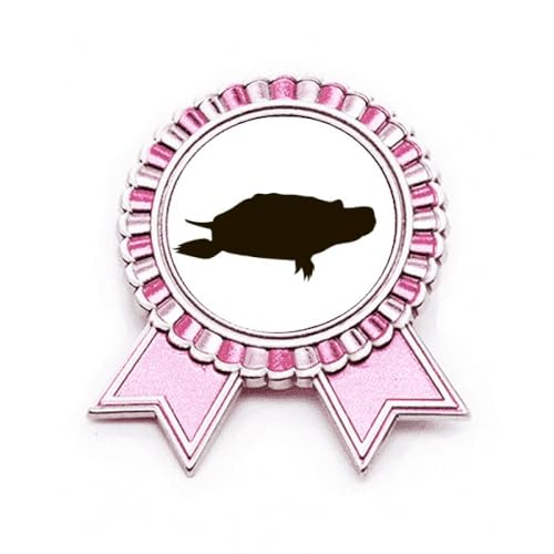 Broche tortue noire pour sublimer un manteau d'hiver lors d'une sortie en ville