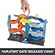 Hot Wheels City Trackset mit 1 Auto, 2-in-1-Rennturm, von Einzelbahn in zweispurige Rennbahn umwandelbar, manueller Aufzug, HKX43