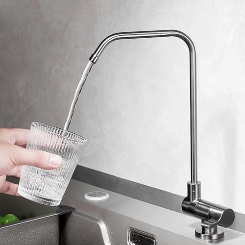 Filtre à eau potable et robinet gris froid sur évier de cuisine pliant
