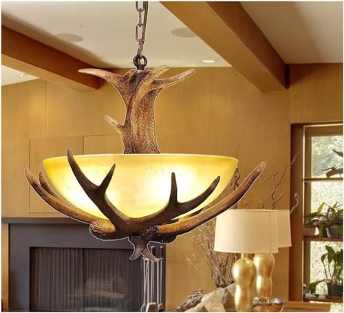 Chandelier effet bois de cerf crée une ambiance chalet chaleureuse dans le salon