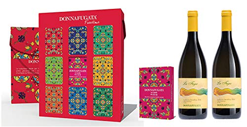 Elegante confezione regalo -DONNAFUGATA- "Free Time" 2 bottiglie da 750 ml LA FUGA 2019 Chardonnay Contessa Entellina Doc + 2 mazzi di carte da gioco personalizzate.