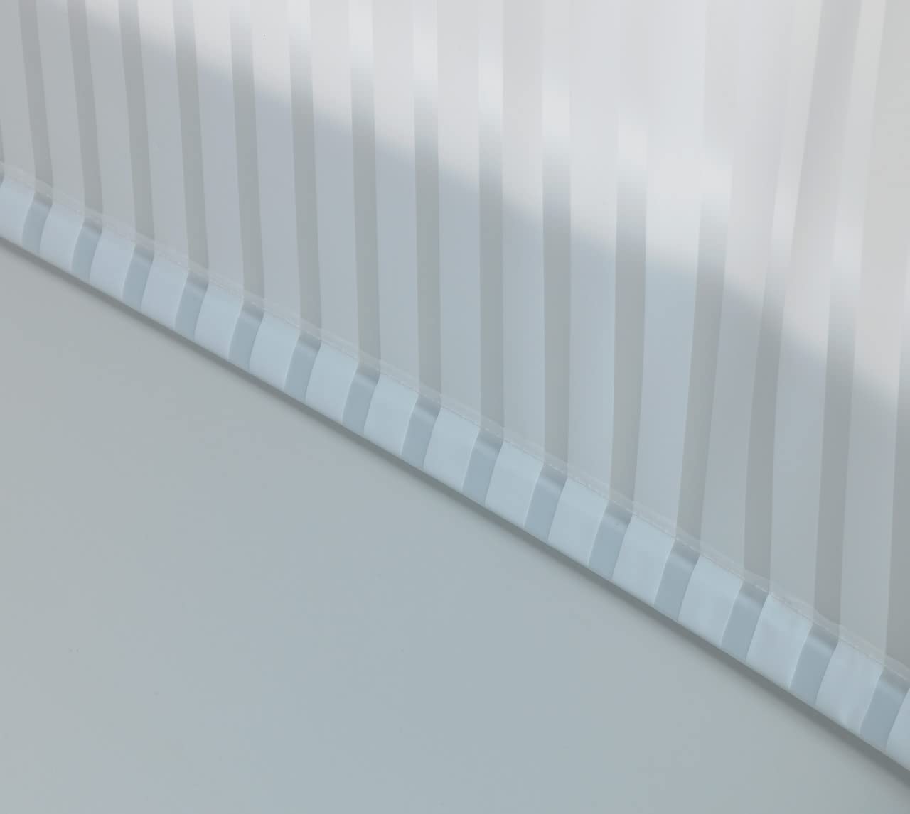 WENKO Store de Douche | Rideau de Douche déroulant | Fixation Plafond | Fixations incluses | Aluminium | Plastique recyclé et Recyclable PEVA | 132x240x5 cm | Blanc