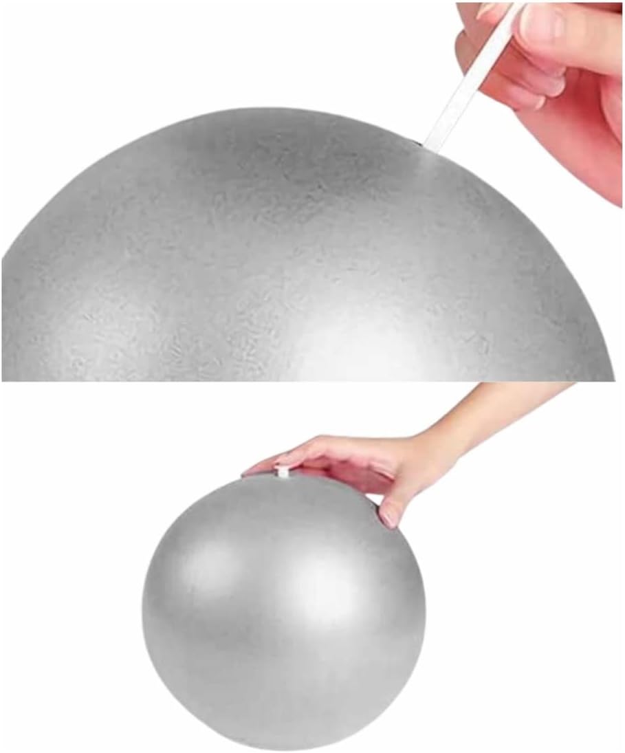 Imagem frontal de uma esfera prateada com fundo branco.