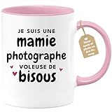Qualité française : nos mugs sont fabriqués en céramique et possèdent leur logo imprimé des deux côtés de la tasse. Celui-ci peut passer au micro-ondes pour le réchauffer, et au lave-vaisselle pour le nettoyer. Notez qu’il s’agit d’un cadeau destiné à une femme et qu’il sera idéal pour boire du café et du thé au petit déjeuner.