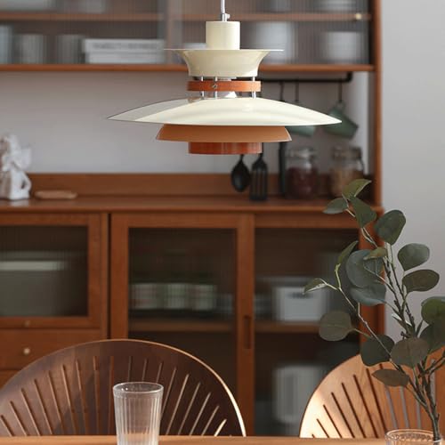 Table à manger chaude sublimée par le petit lustre LED beige