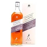 Johnnie Walker Black Label Sherry Finish, un whisky escocés de mezcla, suave como la seda, envejecido durante al menos doce años para que adquiera un sabor vibrante y con cuerpo, y con una maduración adicional en barricas de jerez que le confiere las notas dulces.
