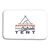 Tapis de porte d'entrée Tapis de cuisine Tapis de sol Tapis de camping Logo Typographie Dire Éléments de voyage linéaires Tente Style Aventure Conception Apparence Vêtements Imprimé Web Tapis de salle