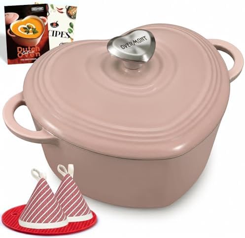 OVERMONT Herzförmiger Bräter aus emailliertem Gusseisen, 1,89 L,Ballettrosa | Mit Deckel & Kochbuch, ideal zum Backen, Schmoren und Braten; stilvolles Geschenk zur Hochzeit und zu