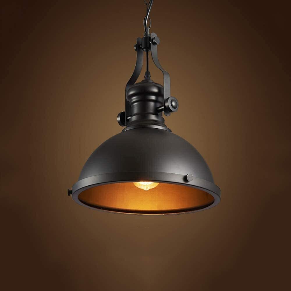 Iluminación escasa resuelta con lámpara colgante vintage industrial de metal