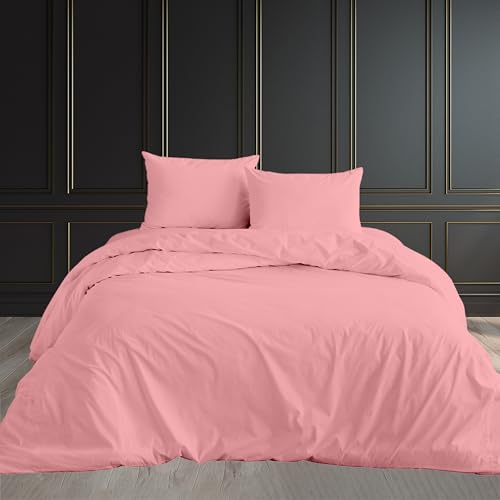Prova la sensazione di lusso del nostro set copripiumino in 100% microfibra, progettato per una morbidezza eccezionale, una migliore traspirabilità e un tocco liscio come la seta, aggiungendo eleganza alla tua camera da letto.