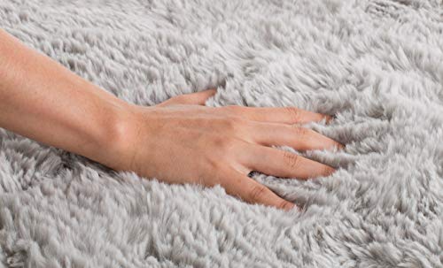 Brandsseller Lammfellimitat-Teppich 60x180 cm XXL – Flauschiger Hochflor Teppich aus Kunstfaser – Weiche, warme Deko-Auflage für Boden, Sofa, Sessel & Bett – Waschbar – Für Indoor & Outdoor – Grau