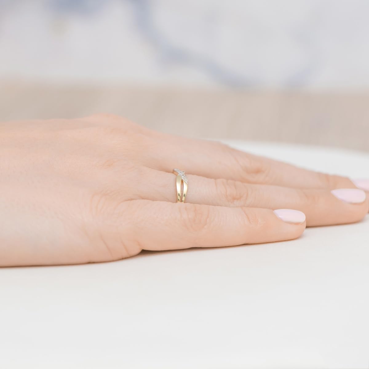 MARKO Feiner 333 Gold Damenring mit eleganter Linienführung – Echtgold Bandring/Vorsteckring mit Akzenten