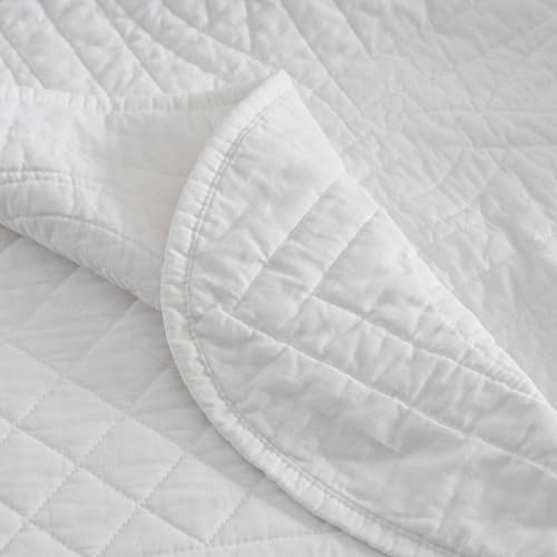 Image of Martha Stewart - Twin Size Quilt Set, Soft & Breathable Cotton Percale Quilted Bedding with Matching Pillowcase, Scalloped Edge Bed Set, Vintage Scallop White