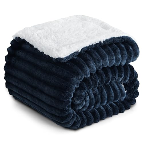 RUIKASI Sherpa Decke 150x200 cm XL Blau - Extra Warme und Flauschige Kuscheldecke mit Cord, Dicke Winterdecke für Sofa und Couch