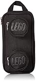 ASTUCCIO MATTONCINO LEGO ORIGINALE: un astuccio LEGO divertente e funzionale per portare a scuola il materiale necessario. Caratterizzato dalla classica forma del mattoncino LEGO 1x2 E 2 tasche tonde anteriori con chiusura a zip. Questo astuccio per grandi e bambini può essere usato per tenere il telefono, il materiale scolastico o altri oggetti personali.