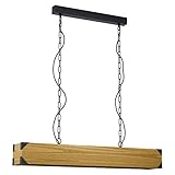 La lámpara colgante decorativa de acero negro y una pantalla de una viga de madera marrón encaja adecuadamente en las tendencias como industrial, vintage y retro