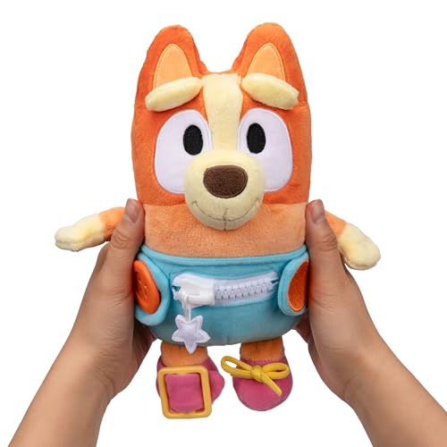 Miniatura 2 de Bluey Bingo Bebé para Vestir y Jugar: Practica Las Habilidades motoras Finas vistiendo a Bingo Bebé, un Peluche Supersuave de 25,4 cm con Botones, Cremallera, Hebilla y Cordones