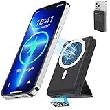 【Soporte Plegable y Minidiseño】 Este banco de energía inalámbrico magnético está equipado con un soporte plegable flexible que sostiene su iPhone (horizontal o verticalmente). Puedes ver videos mientras cargas. Libera tus manos. Debido al diseño compacto, el banco de energía Magsafe no interfiere con la lente de la cámara de los dispositivos inteligentes. Con un peso de solo 200 g (104*68*21 mm), el diseño ultraligero te permite llevarlo contigo y también cabe perfectamente en tu bolsillo.