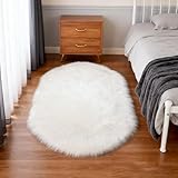 【Nettoyage facile】: Pour l'entretien courant, un passage à l'aspirateur suffit. Pour un nettoyage en profondeur, ce tapis fourrure blanc est lavable en machine (cycle délicat à l'eau froide, utilisez un filet). Séchez à plat, puis secouez légèrement pour redonner du volume au poil, un entretien simple et pratique.