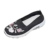 Design floral brodé élégant - La broderie florale délicate donne à ces baskets décontractées une touche féminine et élégante