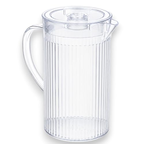 KORAT Brocca Caraffa in Plastica Riutilizzabile 1500 ML con Coperchio – Design Trasparente Rigato Effetto Vetro – Leggera, Resistente e Facile da Pulire – Ideale per Acqua, Tè Freddo e Bevande Fredde