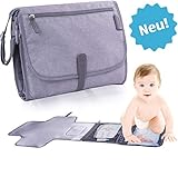 ✔️Unterwegs ALLES DABEI: Diese kleine Wickel Unterlage ist ideal für kleine Spaziergänge und Erledigungen. Sie bietet Platz für die Wichtigsten Utensilien zum Wickeln. Sie haben Platz für ein paar Windeln, Feuchtetücher, Babycremes und ein Paar Wechselkleidung.