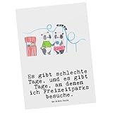 100% MR. & MRS. PANDA - Postkarte Pandas Freizeitpark besuchen Tage - Maße 105mm x 148mm x 1mm - Die erfolgreiche Marke Mr. & Mrs. Panda steht mit über 500.000 Fans auf den sozialen Medien und über 100.000 Bestellungen für besondere Qualität, Kundenservice und Einzigartigkeit.