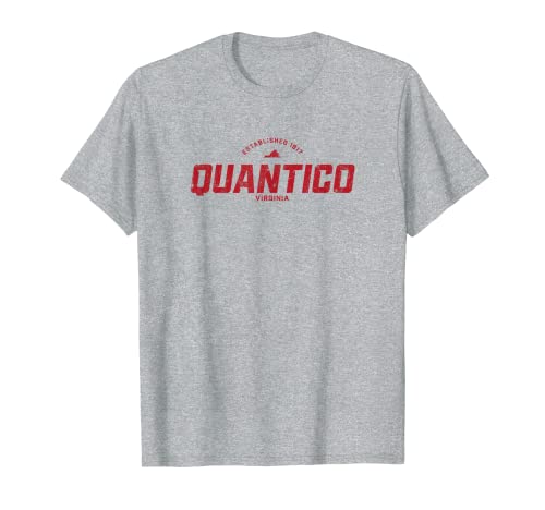 Quantico Virginia VA Vintage Athletic Rojo Deportes Logo Camiseta
