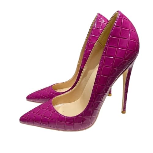 Talons aiguilles pointu pourpre l'atout silhouette élancée contre les looks de fête ternes