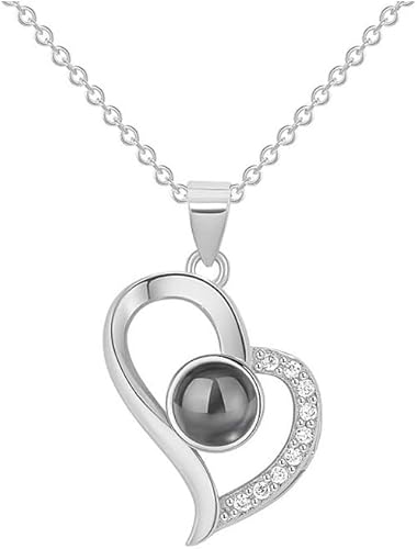 KBRPEY Herzförmige Halskette Mit 100 Sprachen \'Ich Liebe Dich\' Projektion Roségold Anhänger Zirkonia Verzierungen Damen Schmuck Für Besondere Momente Modischer Herzanhänger Für Frauen KBRPEY Herzförmige Halskette Mit 100 Sprachen \'Ich Liebe Dich\' Projektion Roségold Anhänger Zirkonia Verzierungen Damen Schmuck Für Besondere Momente Modischer Herzanhänger Für Frauen