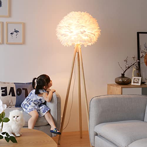 Lámpara de pie envolvente con suave pantalla de plumas blancas y elegante trípode