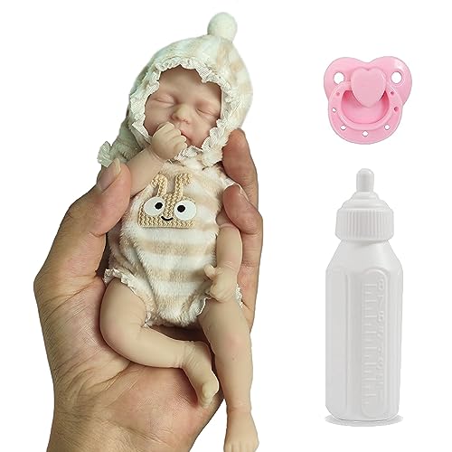 【Fatto a Mano Squisito】: La bambola è stata realizzata con testa in vinile siliconico morbido di prima scelta, corpo in vinile siliconico completo, tocco confortevole, sicuro e non tossico.Ciglia applicate a mano. La bambola con braccia e gambe mobili, il bambino può sedersi, può sdraiarsi e non può stare in piedi o parlare.