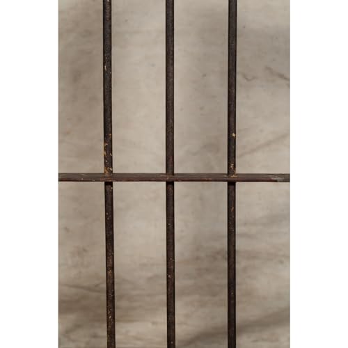 Puerta de hierro interior para dar vida a paredes vacías y ventanas oscuras 8