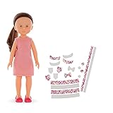 1 poupée mannequin de 33 cm (corps vinyle, cheveux longs et soyeux à coiffer, yeux dormeurs) et un jeu de Décochic™ repositionnables pour customiser sa robe. Livrée avec 1 paire de ballerines cerise et 1 culotte.