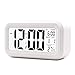 Produktbild JJCALL Digitaler Wecker mit LED-Display, Schlummerfunktion, Nachtlicht, Batterieuhr mit Datum, Kalender, Temperatur für Schlafzimmer, Zuhause, Büro, Reisen weiß