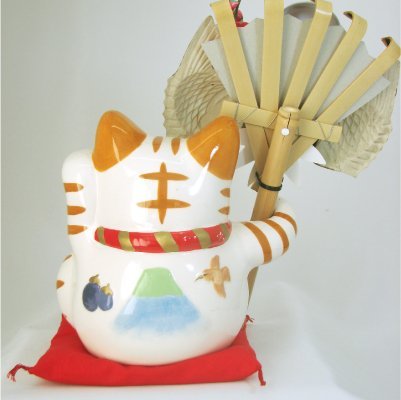Amazon.co.jp: 陶器製置物 開運熊手をもった招き猫「白雲笑助」 中